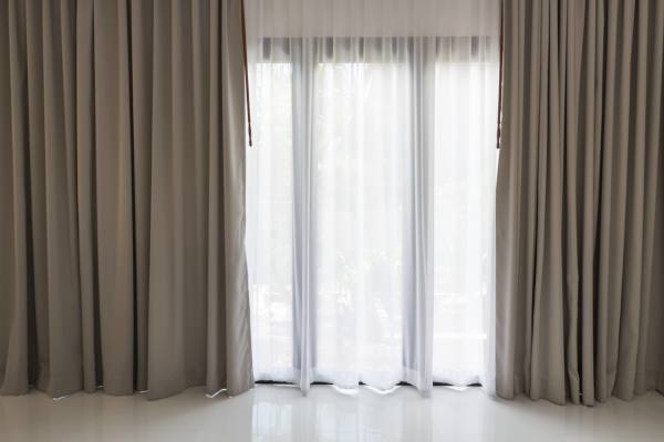 Proceso profesional de lavado de cortinas en el distrito de lince